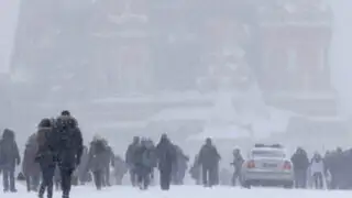 Rusia: moscovitas lucha contra la nieve después de una fuerte tormenta