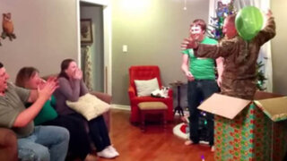 VIDEO: soldado regresa a casa por Navidad y sorprende a su madre