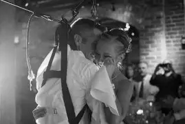 VIDEO: Joven parapléjico sorprendió a su novia al bailar en su boda