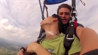 VIDEO: hombre se desmaya en plena caída con un paracaídas
