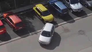 YouTube: observa como esta mujer comete 'grandes errores' al estacionar su auto