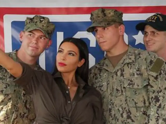 FOTOS: sexy modelo Kim Kardashian visita base militar y alborota a los soldados