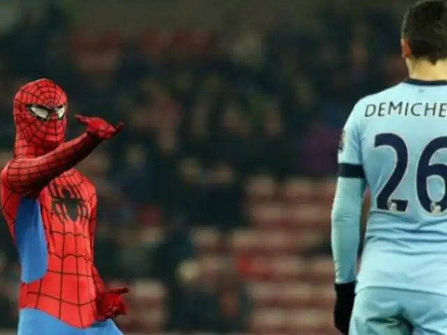 Spiderman invadió campo y lazó telaraña a jugadores de Manchester City