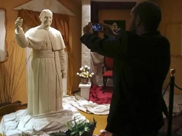 Elaboran estatua del Papa Francisco hecha de chocolate blanco