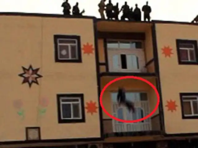 FOTOS: militantes del Estado Islámico lanzan de edificio a un hombre por ser 