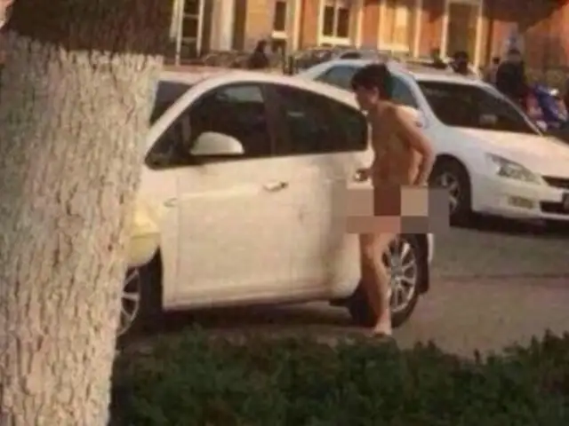 FOTOS: encuentra a su marido con su hermana gemela y los deja desnudos en la calle