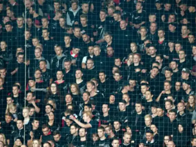 Miles de hinchas de equipo alemán se reúnen en un estadio para cantar villancicos