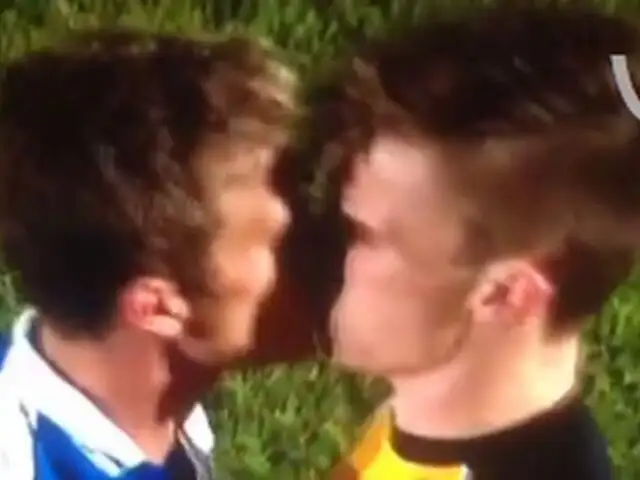 Futbolista inglés besó a jugador del equipo rival para 