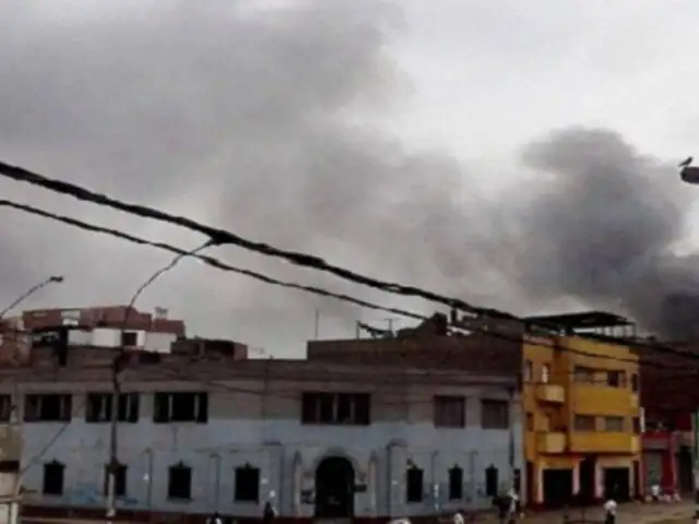 La Victoria: incendio de proporciones se registró en edificio de la avenida Aviación