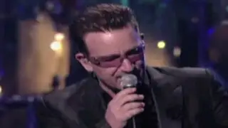 Espectáculo internacional: Bono no volvería a tocar la guitarra por accidente