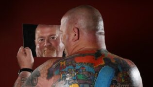Michael Baxter, el hombre que se tatuó 200 personajes de Los Simpsons en la espalda