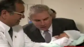 Luis Castañeda Lossio apadrina a primer bebé del 2015