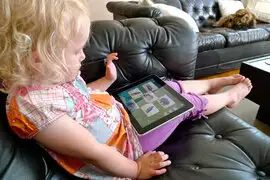 iPad y los niños: aseguran que padres la utilizan para distraer a sus hijos
