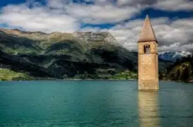 FOTOS: la asombrosa historia detrás de la torre que ‘flota’ en medio de un lago