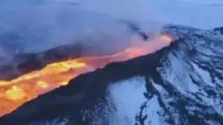 Islandia: volcán en erupción deja un espectacular río de lava