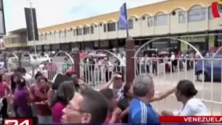 Venezuela: padres desesperados se enfrentan por compra de pañales