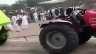 VIDEO: Hombre acaba gravemente herido en competencia de tractores