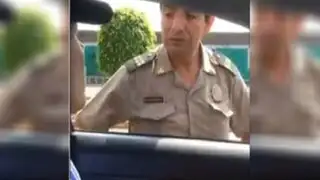 Conductor denuncia que policía detuvo su vehículo sin razón alguna