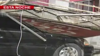 San Miguel: letrero de pollería cae sobre tres automóviles