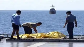 Indonesia: recuperan 69 cadáveres del avión de AirAsia