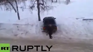 Mujer destrozó el carro de su esposo con un hacha en Rusia