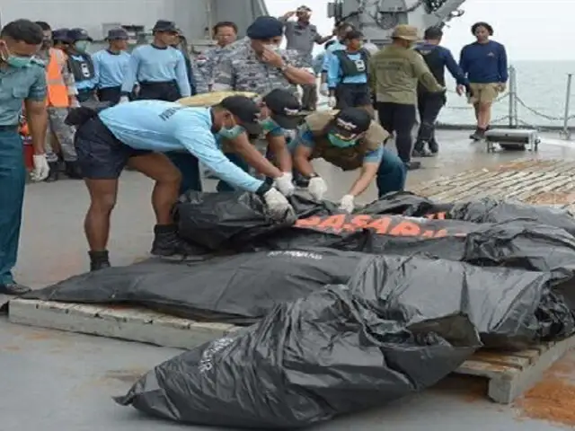Indonesia: recuperan 30 cadáveres del avión de AirAsia