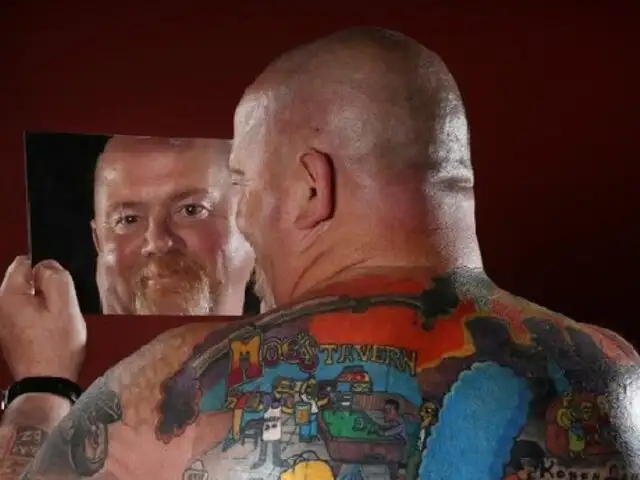 Michael Baxter, el hombre que se tatuó 200 personajes de Los Simpsons en la espalda