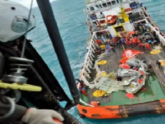 Hallan cajas negras del avión de AirAsia que cayó al mar con 162 personas en Indonesia