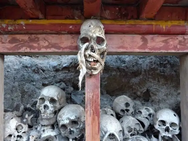 FOTOS: la forma en que entierran a los muertos en este monasterio te dará escalofríos