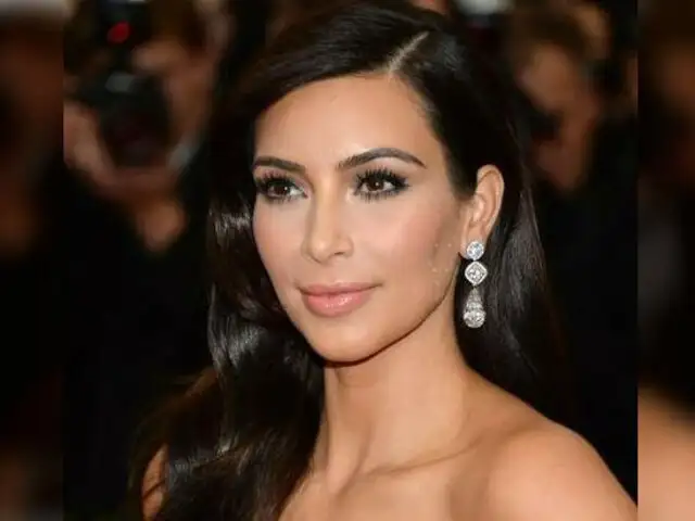 Modelo Kim Kardashian se muestra en “hilo dental” para agradecer a sus seguidores