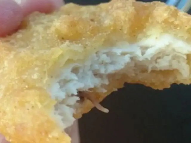 Inglaterra: hallan gusano en pieza de pollo de conocido restaurante de comida rápida