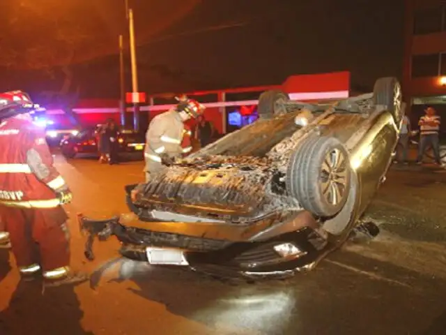 San Isidro: hombre quedó atrapado tras volcar su vehículo en la Vía Expresa