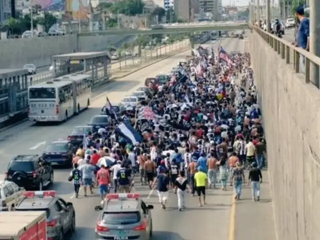 Barristas de Alianza Lima generan caos vehicular en la vía Expresa