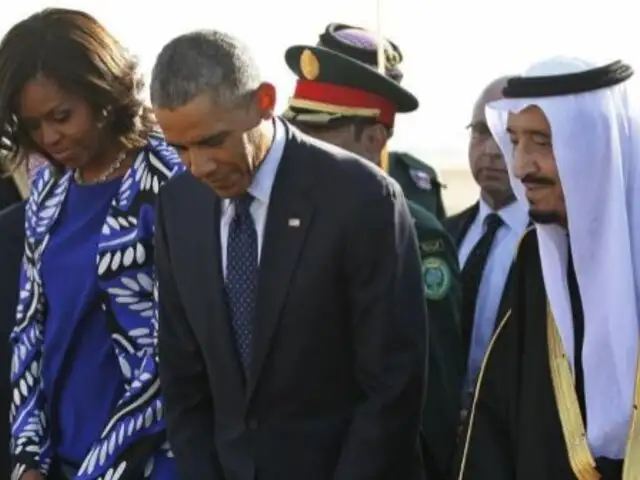 Critican a primera dama Michelle Obama por no llevar velo en Arabia Saudí