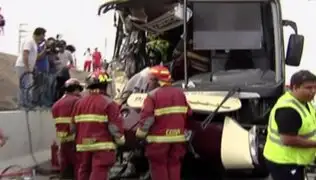 Choque entre camión y bus interprovincial deja un muerto y 20 heridos en VES