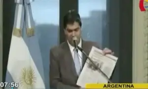 Argentina: jefe de Gabinete rompió páginas de diario Clarín