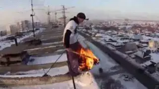 YouTube: joven se prende fuego y salta desde lo alto de un edificio