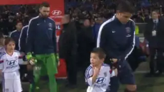 Noble gesto: Thiago Silva le regaló su campera a un niño que 'moría' de frío