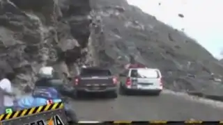 Áncash: impactante caída de rocas se registró en plena carretera