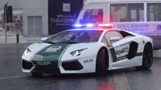 Policía de Dubai presenta su flota de vehículos al estilo de Rápidos y Furiosos
