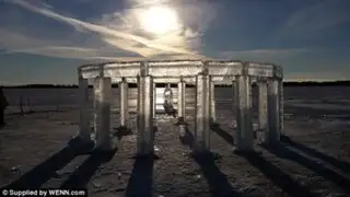 Cinco amigos crean una réplica de Stonehenge solo con hielo