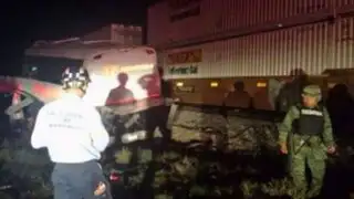México: choque de tren contra autobús deja 16 muertos y 30 heridos
