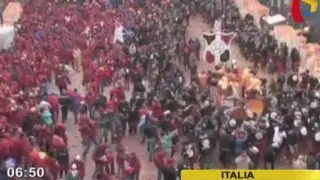 Italia: miles de personas celebraron el carnaval con 'batalla de naranjas'