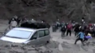 Cusco: huayco afecta carretera y vehículos quedan varados