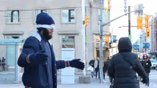 Hombre musulmán rompe el miedo en Canadá pidiendo abrazos gratis