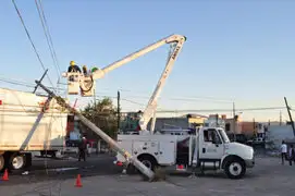 Camión grúa derribó cuatro postes de luz y causó destrozos en Los Olivos