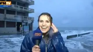 Reportera fue arrastrada por una ola durante transmisión en vivo