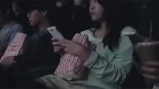 Una sala de cine en Hong Kong usa los celulares de los espectadores para darles una lección