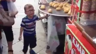 Vendedor ‘enloquece’ a niño con trucos al momento de servir el helado