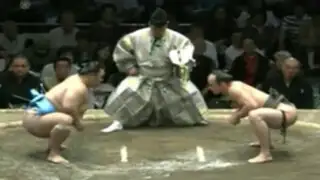 YouTube: mira cómo este luchador de sumo vence a un rival que le dobla el tamaño